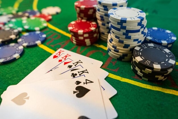 Lightning Dice live table on sgptoto88 mobile showing three dice, bet slip, and live video feed